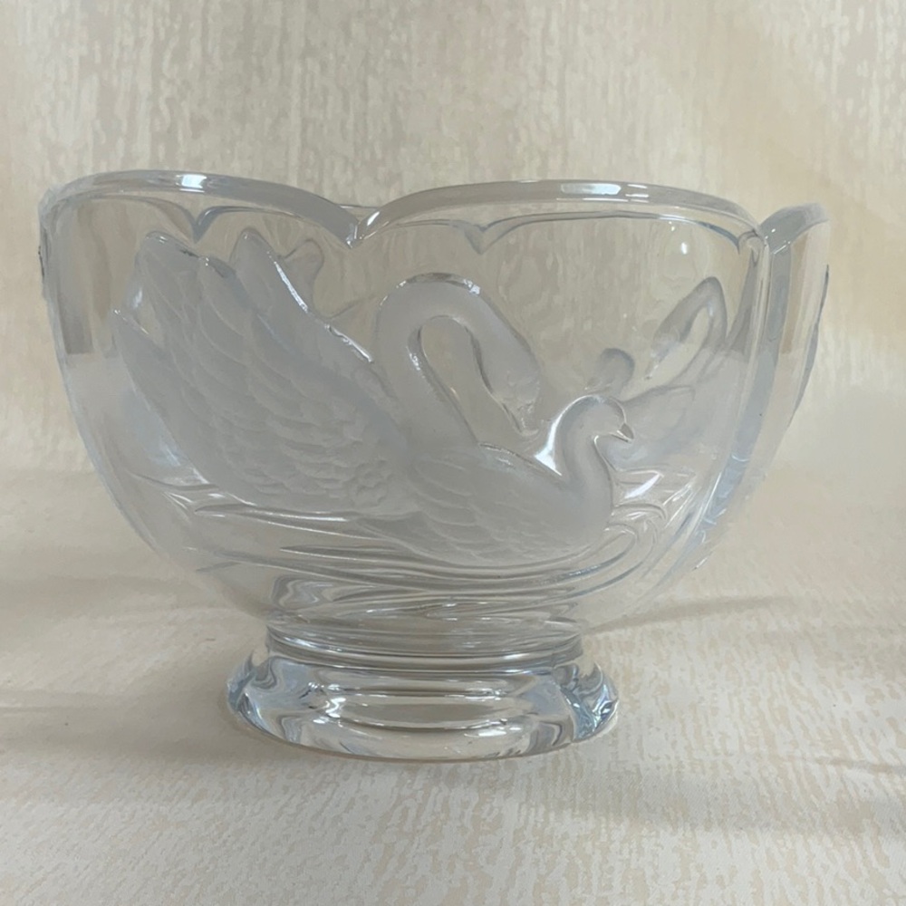 VTG Teleflora 24% Lead Crystal Swan Bowl Frosted Scalloped 6” France